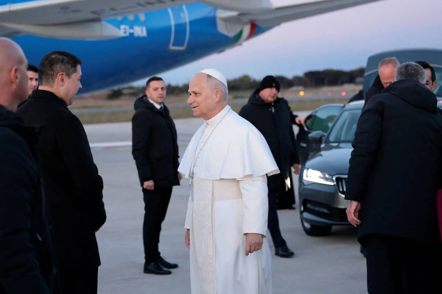 البابا ليو الرابع عشر يصعد إلى الطائرة البابوية قبل رحلته الرسولية الأولى إلى تركيا ولبنان في مطار فيوميتشينو بالقرب من روما (رويترز)