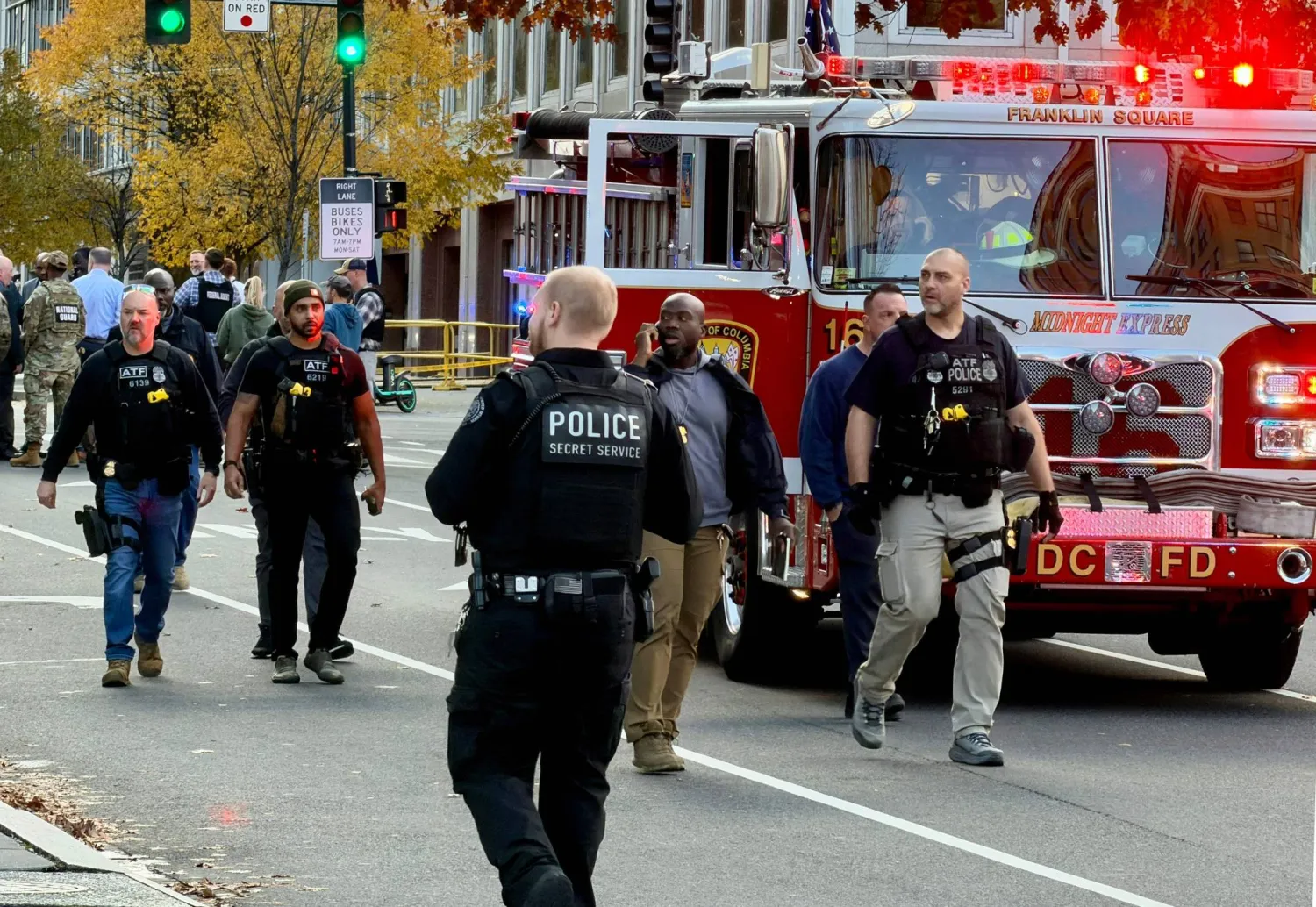 ضباط إنفاذ القانون يسيرون قرب مسرح جريمة بعد إطلاق نار في وسط مدينة واشنطن العاصمة 26 نوفمبر 2025. أُطلق النار على اثنين من أفراد الحرس الوطني الأربعاء على بُعد خطوات قليلة من البيت الأبيض وفقاً لمسؤولين (أ.ف.ب)