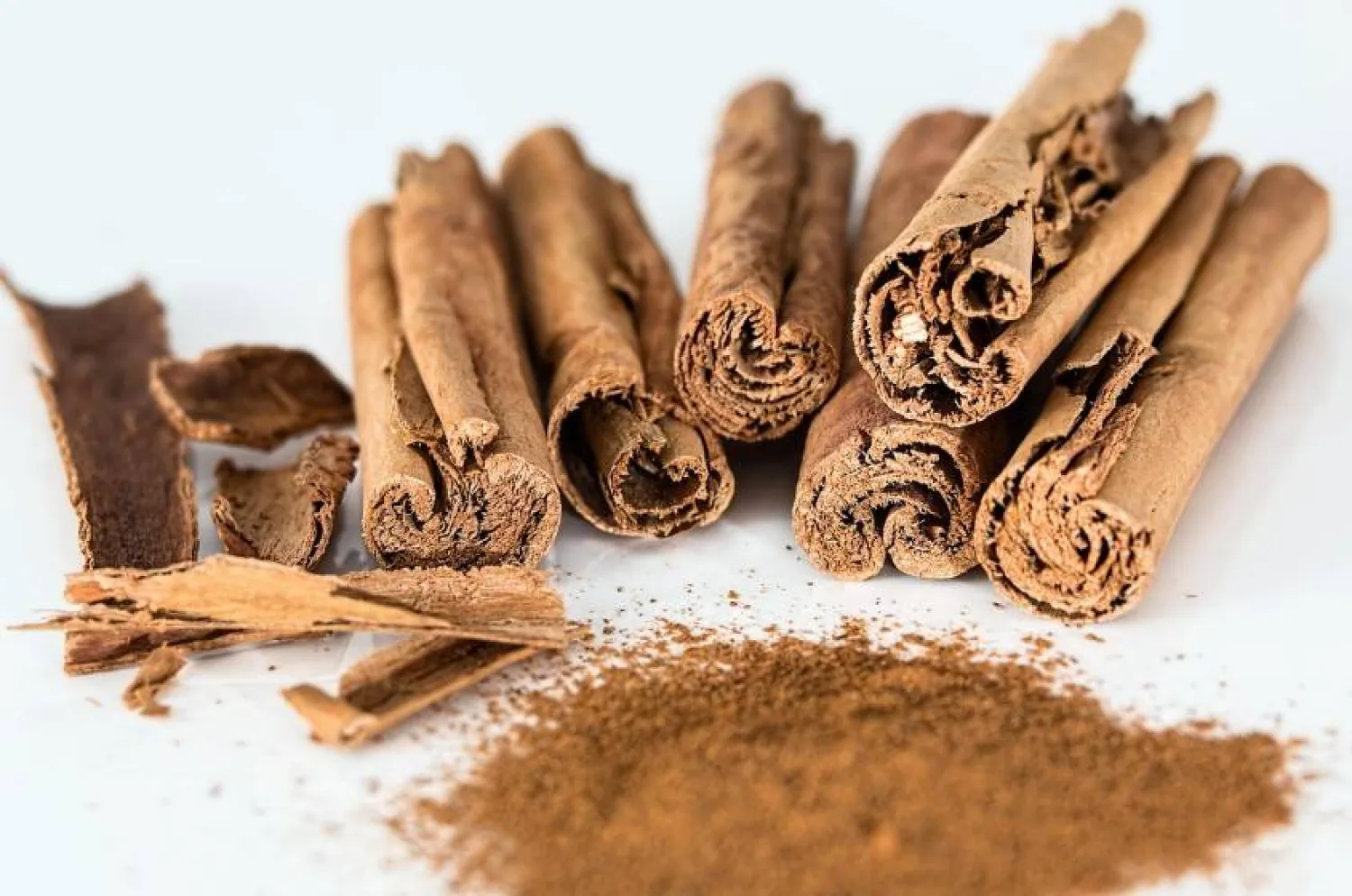 قد تساعد القرفة على تحسين مستويات الغلوكوز الصيامي لدى المصابين بما قبل السكري (بكساباي)