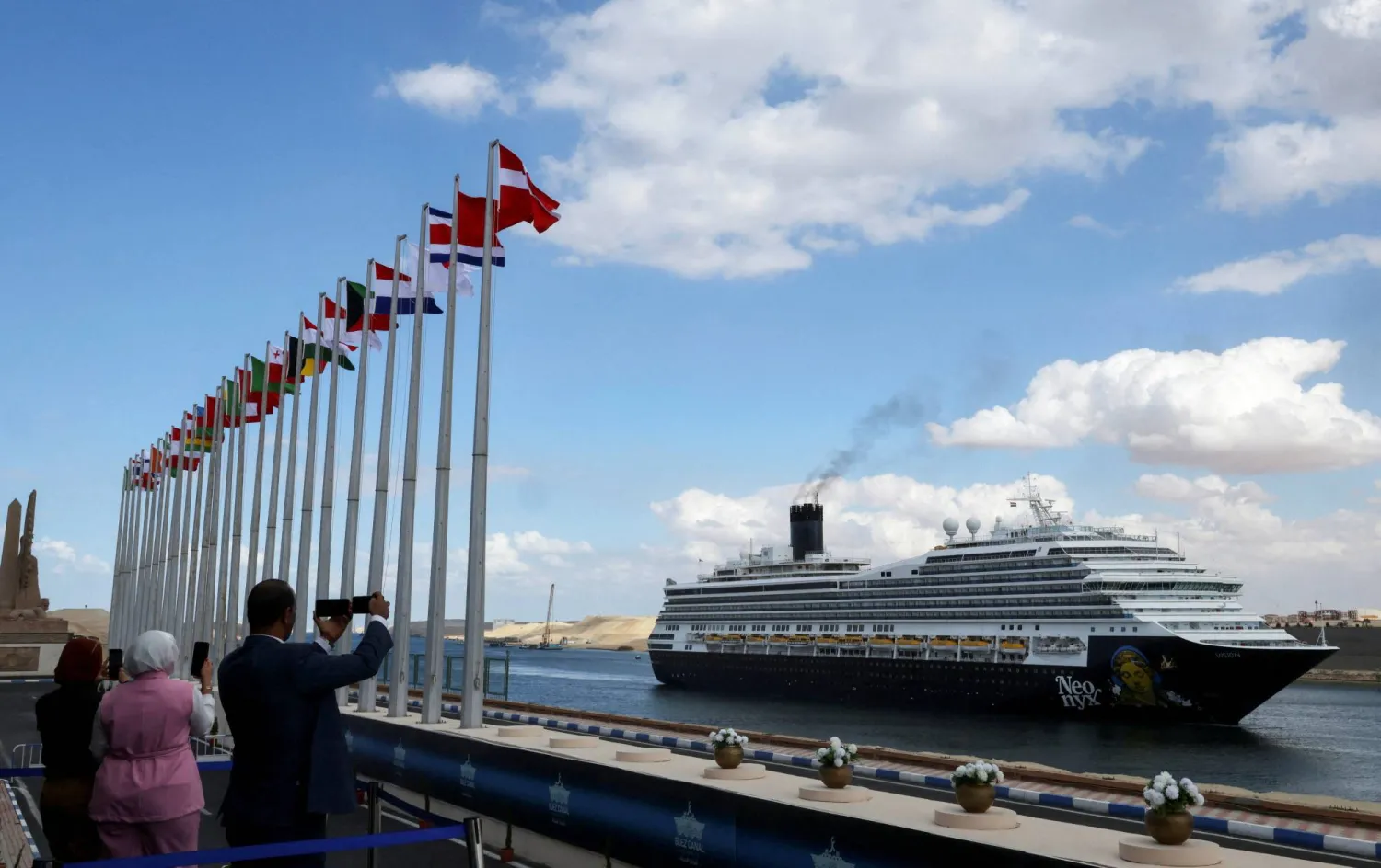 سفينة ركاب تمر من قناة السويس في مصر (رويترز)