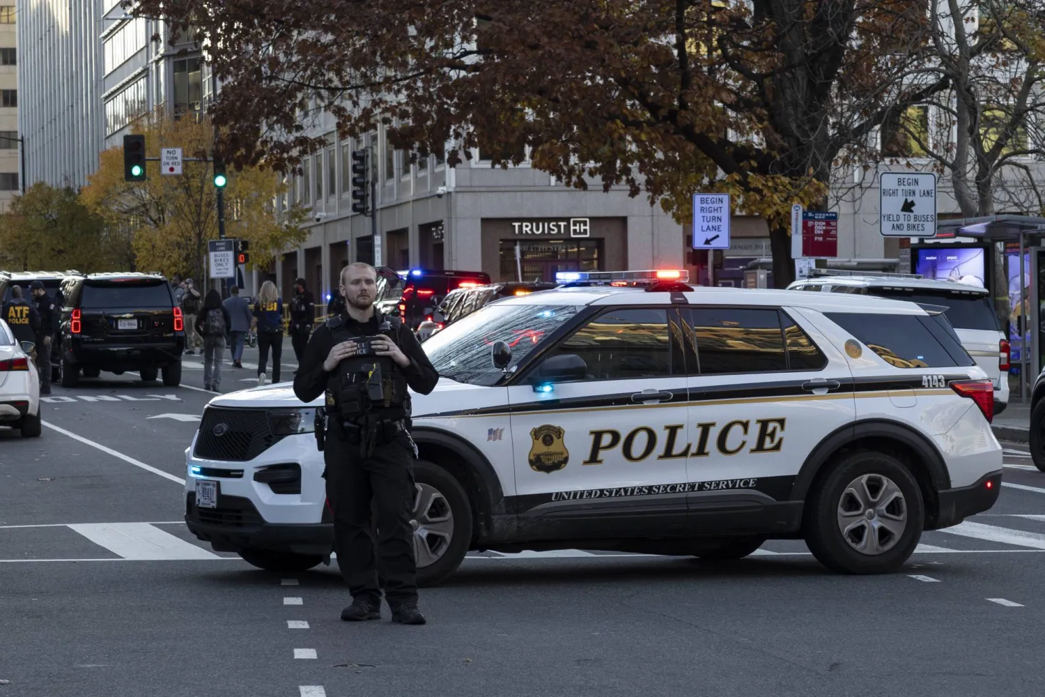 أفراد من أجهزة إنفاذ القانون بما في ذلك جهاز الخدمة السرية الأميركي وشرطة العاصمة واشنطن يؤمّنون موقع الحادث بعد إطلاق نار قرب البيت الأبيض (د.ب.أ)