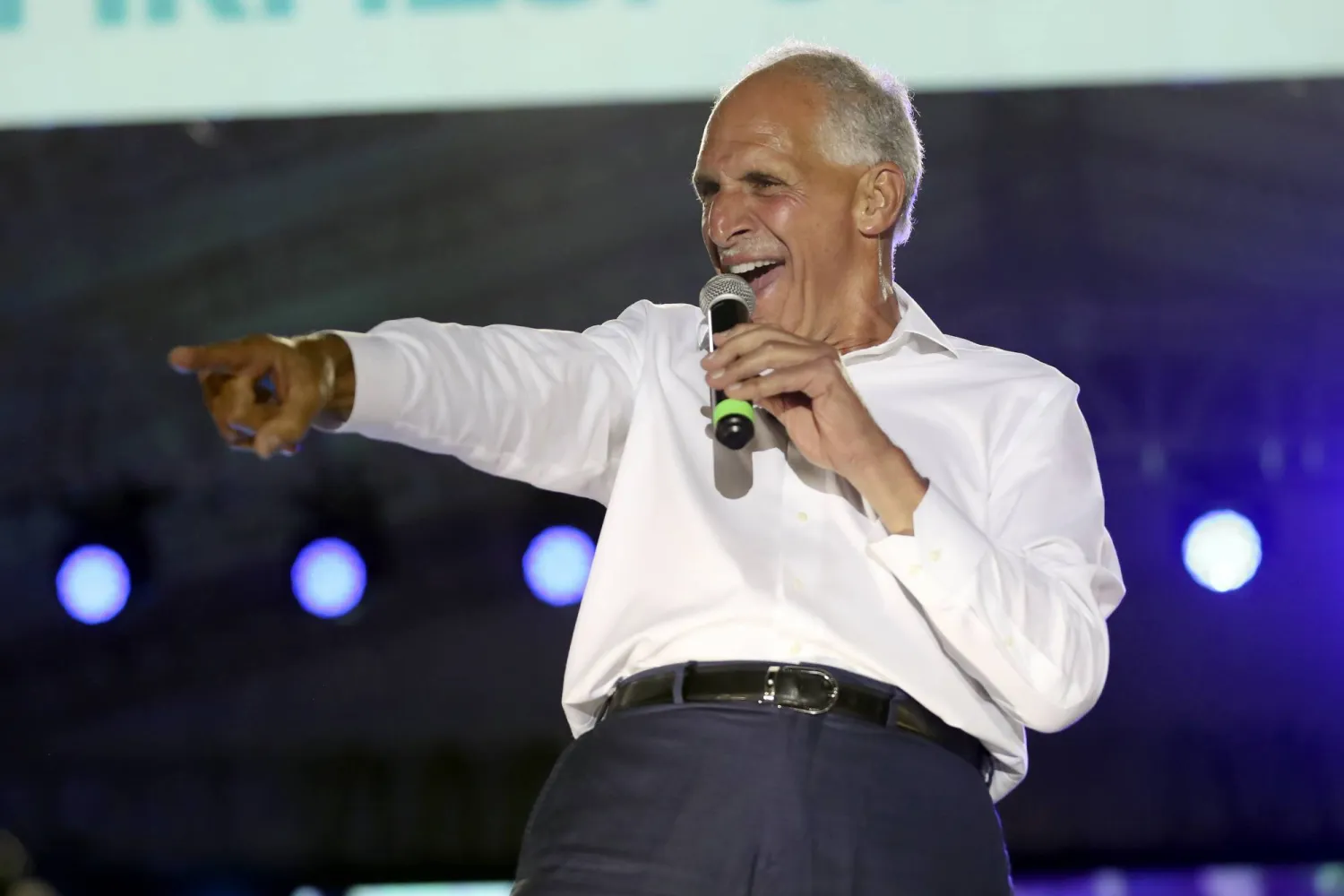 يتحدث المرشح الرئاسي الهندوراسي نصري عصفورة خلال الحدث الختامي لحملة الحزب الوطني في تيغوسيغالبا بهندوراس (إ.ب.أ)