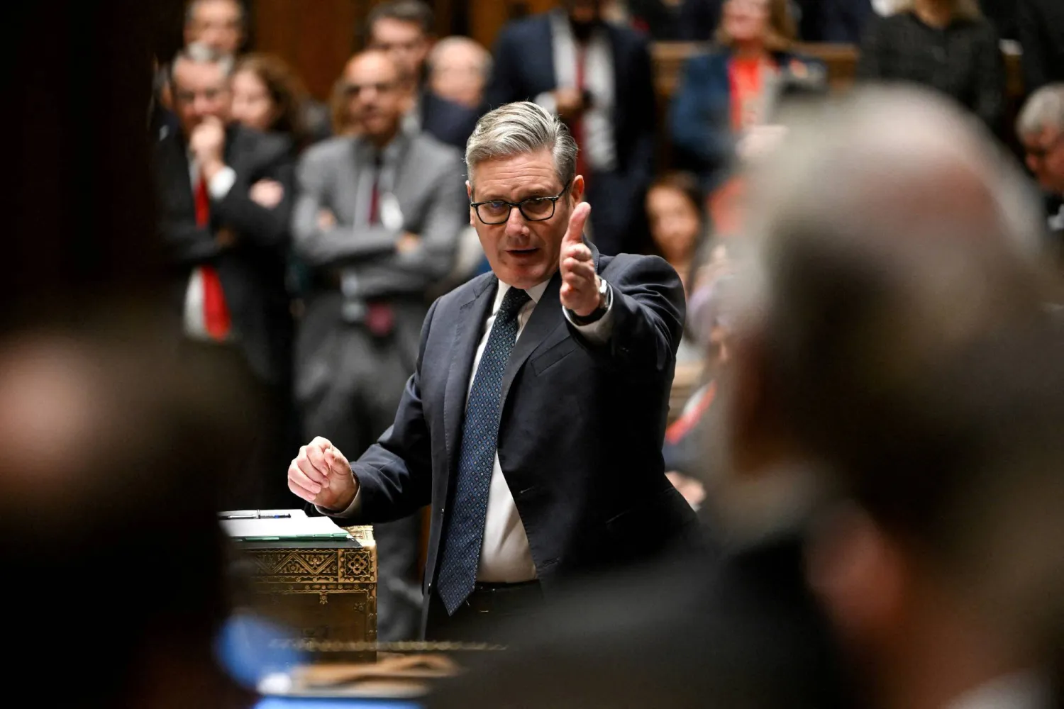 رئيس الوزراء البريطاني كير ستارمر يتحدث في مجلس العموم بلندن (رويترز)