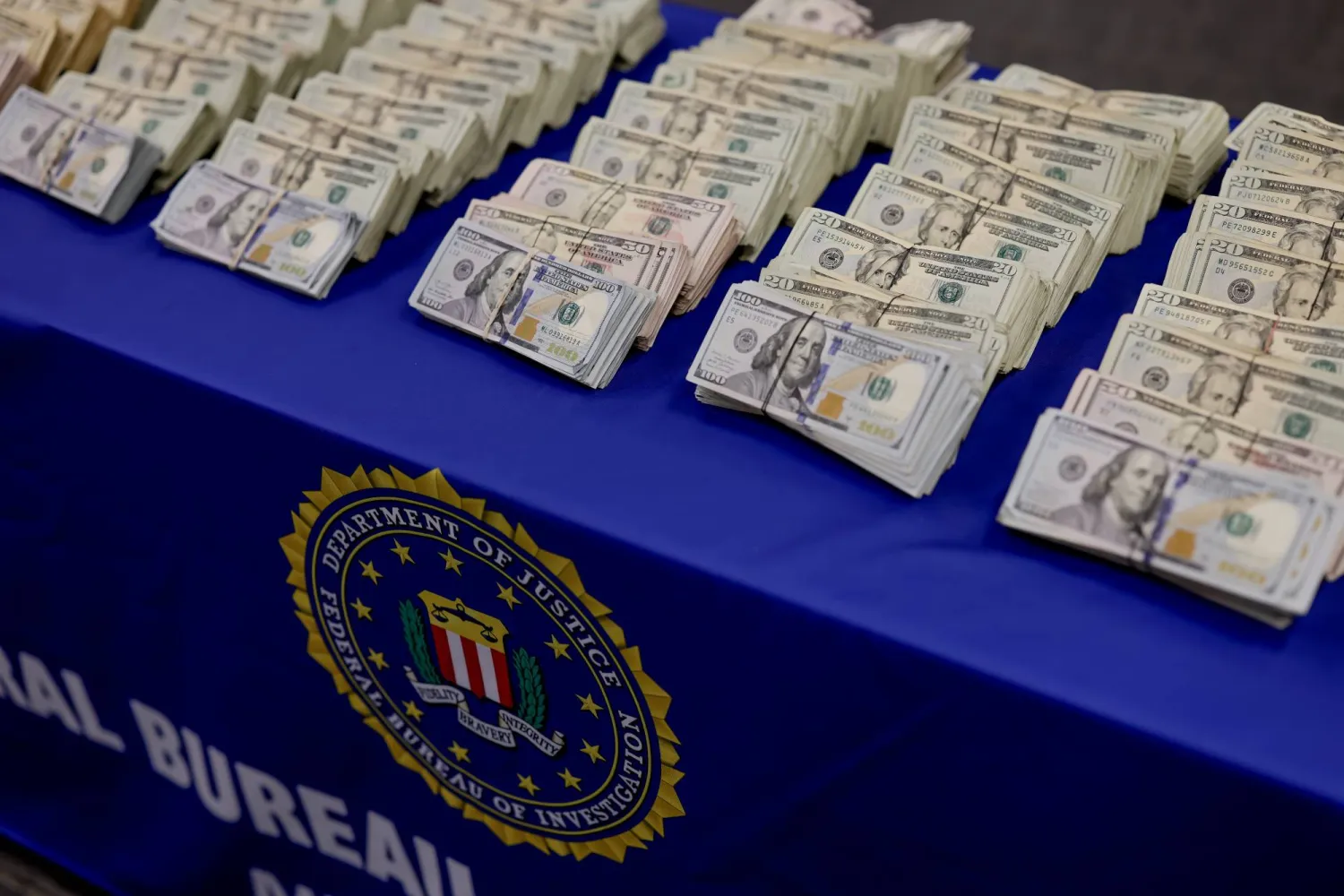 دولارات مُصادرة معروضة بمقر مكتب التحقيقات الفيدرالي في أتلانتا (إ.ب.أ)