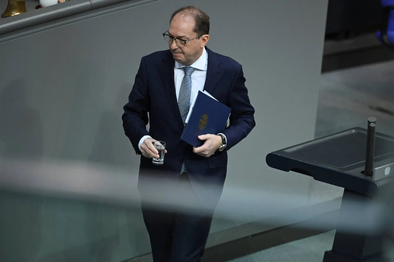 وزير الداخلية الألماني ألكسندر دوبريندت بعد إلقائه كلمة في جلسة عامة لمجلس النواب الألماني يوم 27 نوفمبر 2025 (رويترز)