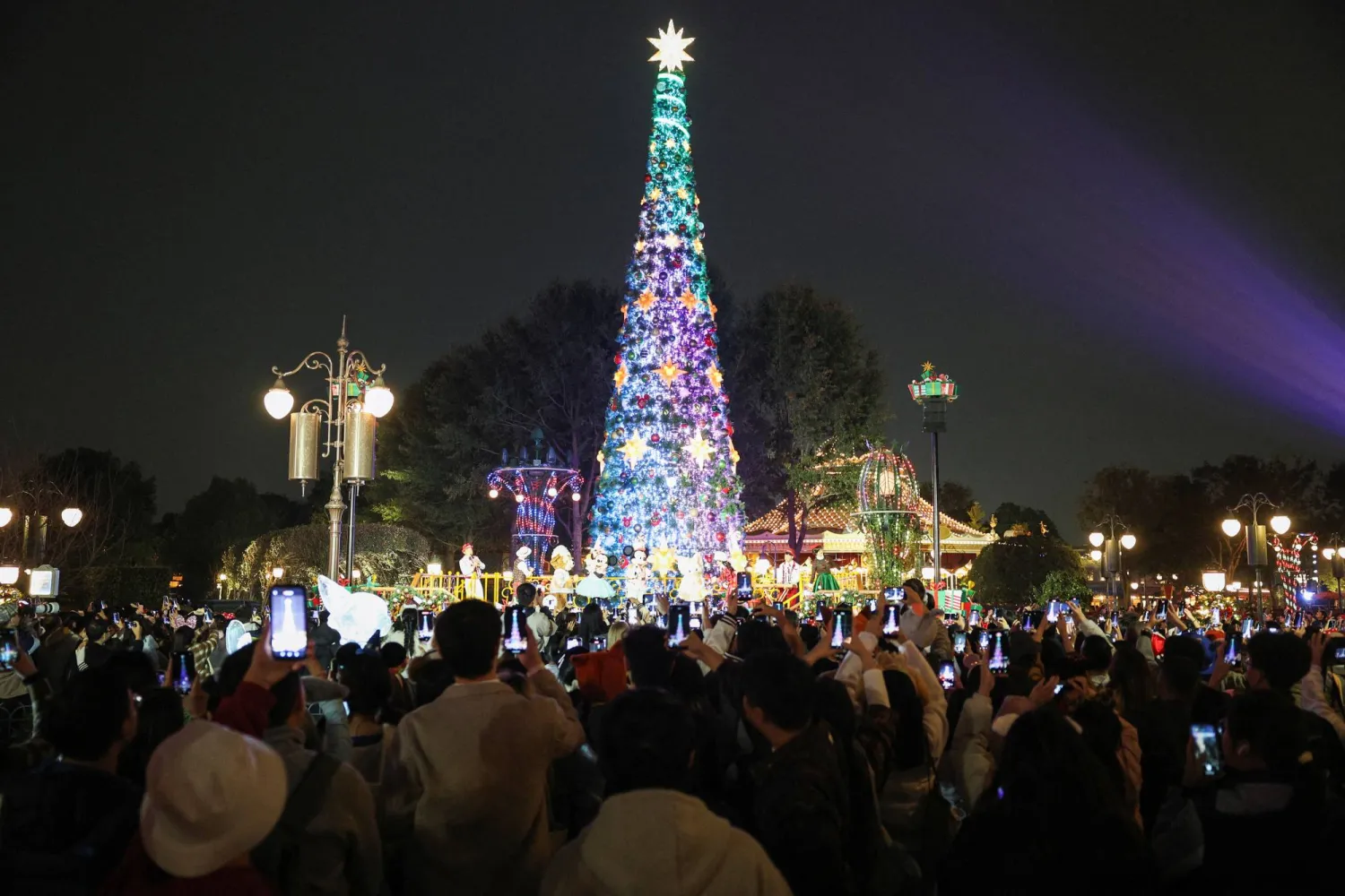 زوار في حديقة «ديزني لاند» بمدينة شنغهاي الصينية (رويترز)