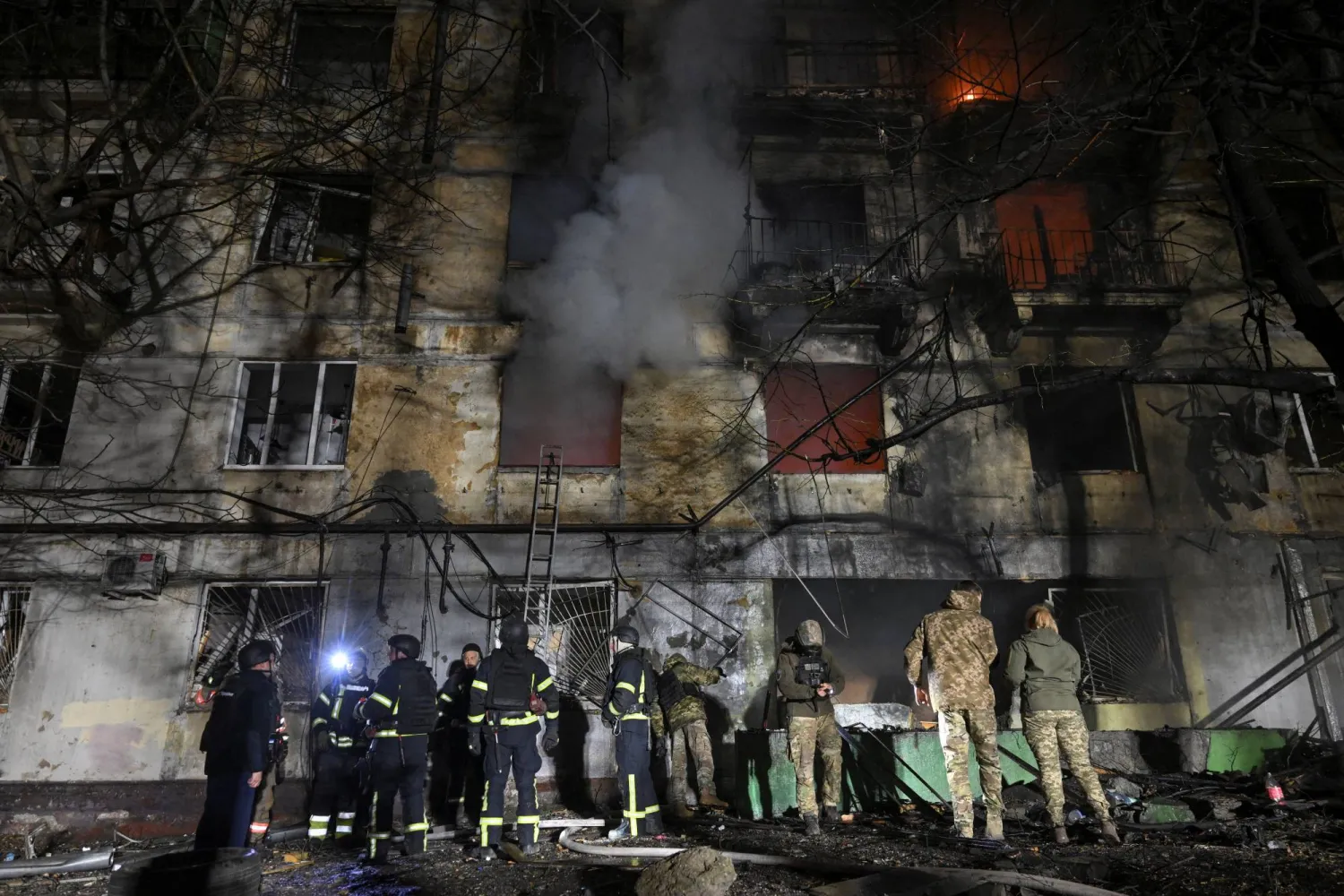 Firefighters and police officers work at the site of an apartment building which was damaged during an evening Russian drone strike, amid Russia's attack on Ukraine, in Zaporizhzhia, Ukraine November 25, 2025. REUTERS/Stringer    