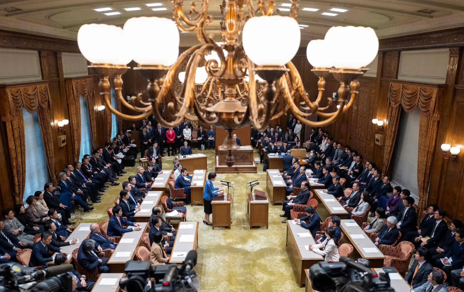 جانب من نقاش الموازنة بين رئيسة الوزراء ساناي تاكايتشي وقادة المعارضة في البرلمان الياباني (أ.ف.ب)