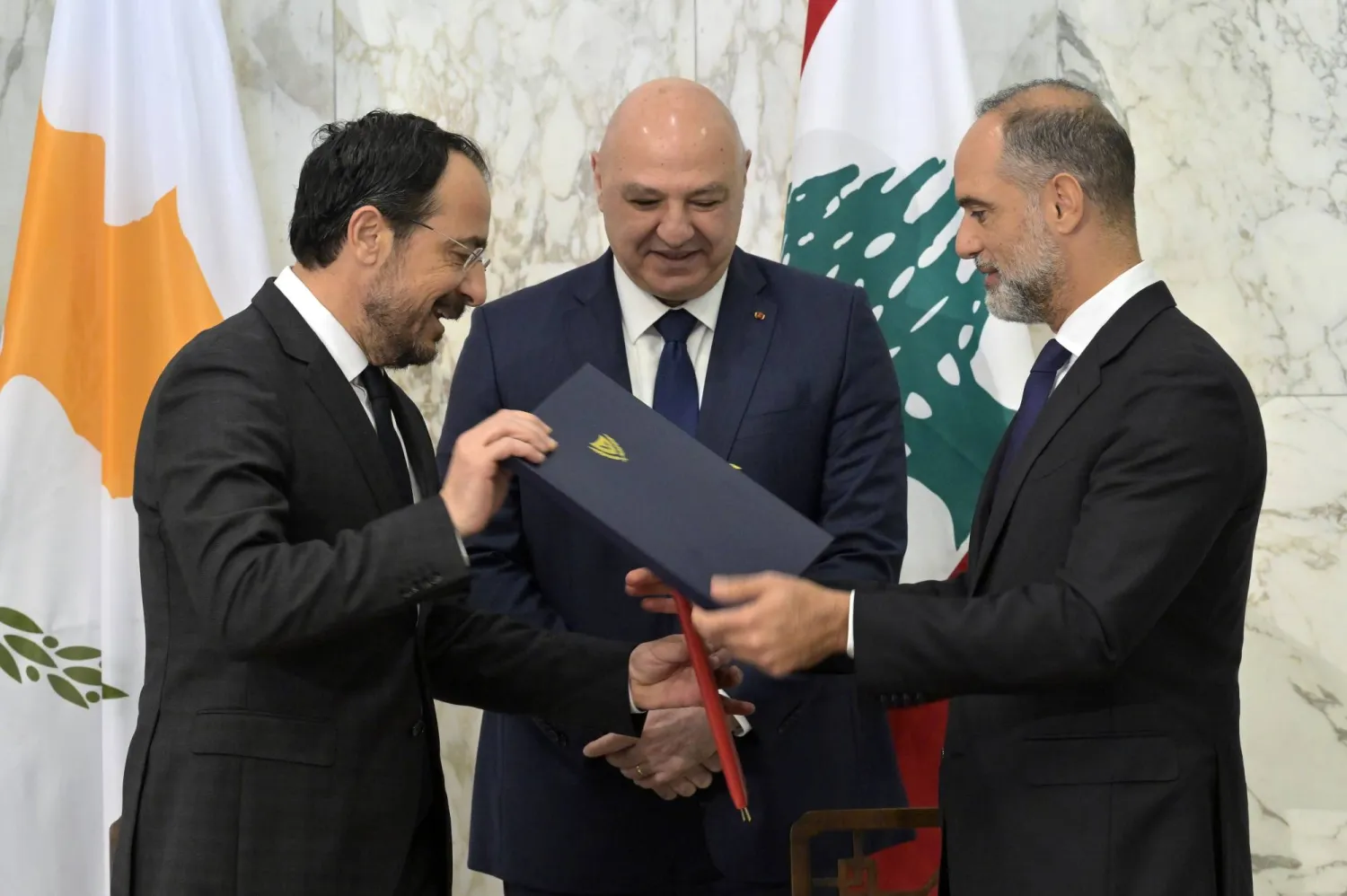 تبادل وثائق اتفاقية ترسيم الحدود البحرية  بين الرئيس القبرصي  ووزير الأشغال العامة اللبناني (إ.ب.أ)