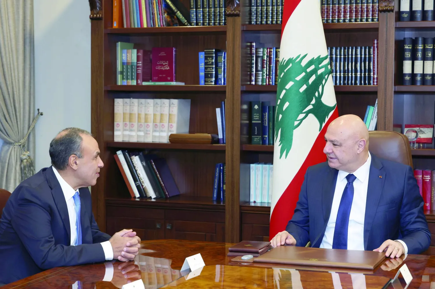 الرئيس اللبناني جوزيف عون مجتمعاً مع وزير الخارجية المصري بدر عبد العاطي (إ.ب.أ)