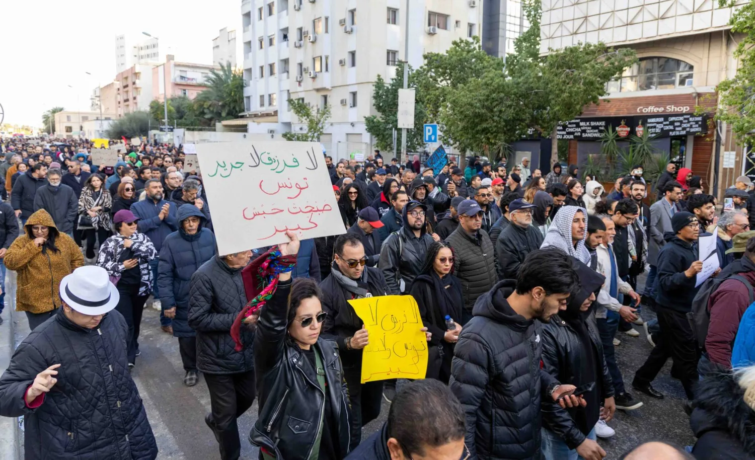 مظاهرة نظمها حقوقيون للمطالبة بإطلاق سراح المتهمين بالتآمر ضد أمن الدولة (إ.ب.أ)