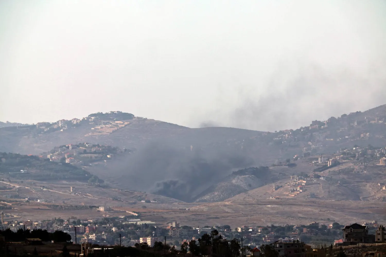 دخان يتصاعد من قصف مدفعي إسرائيلي على الحدود الإسرائيلية - اللبنانية (إ.ب.أ)