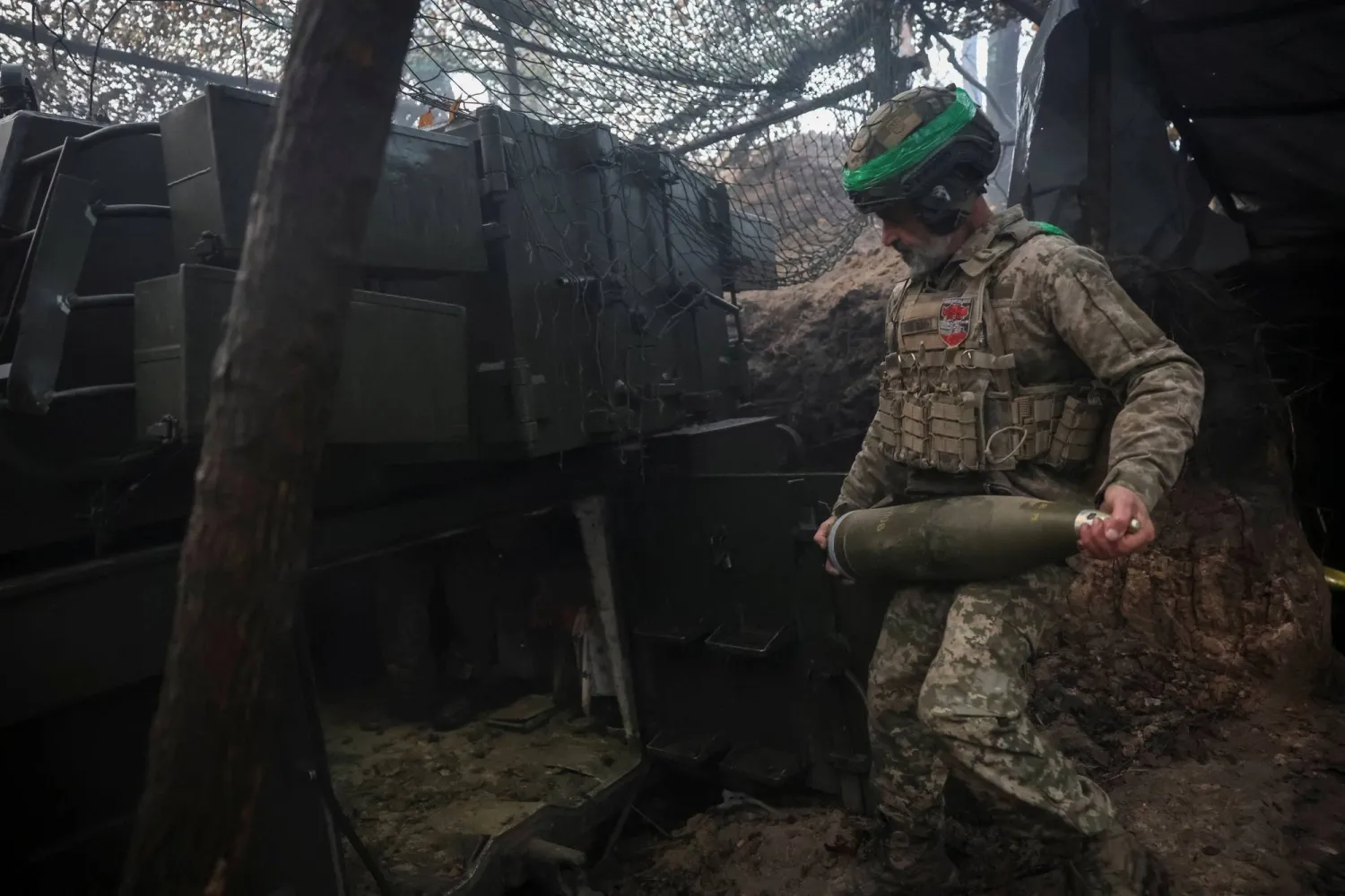 جندي أوكراني أثناء استعداده لإطلاق قذيفة على القوات الروسية في موقع على خط المواجهة بالقرب من بلدة بوكروفسك في منطقة دونيتسك - أوكرانيا 21 نوفمبر 2025 (رويترز)
