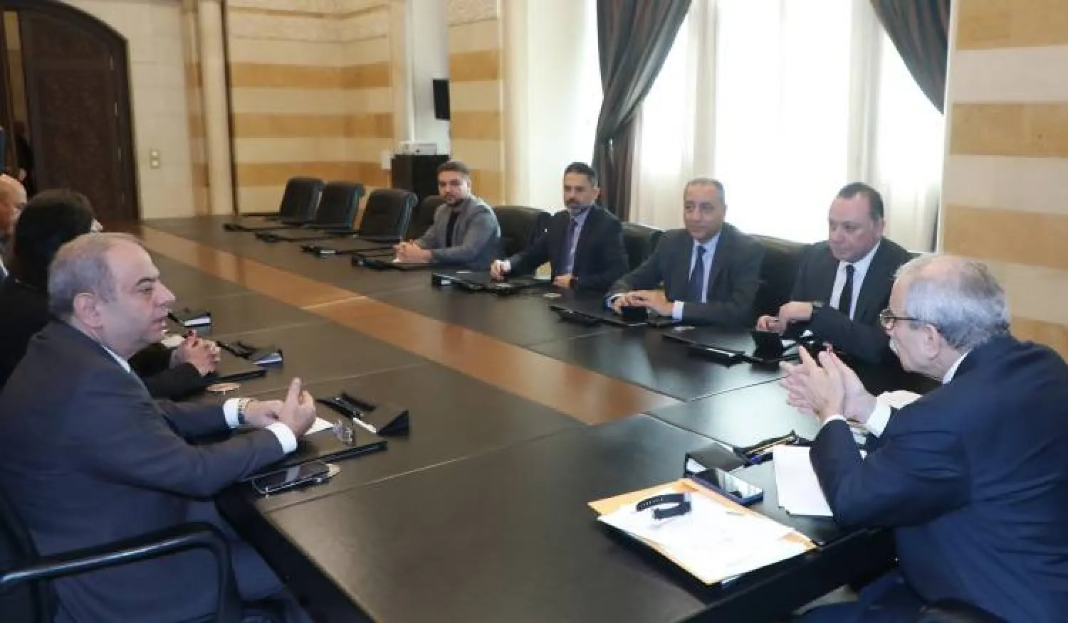 نواف سلام خلال اجتماعه بوفد من «نادي الصحافة» (حسابه على «إكس»)