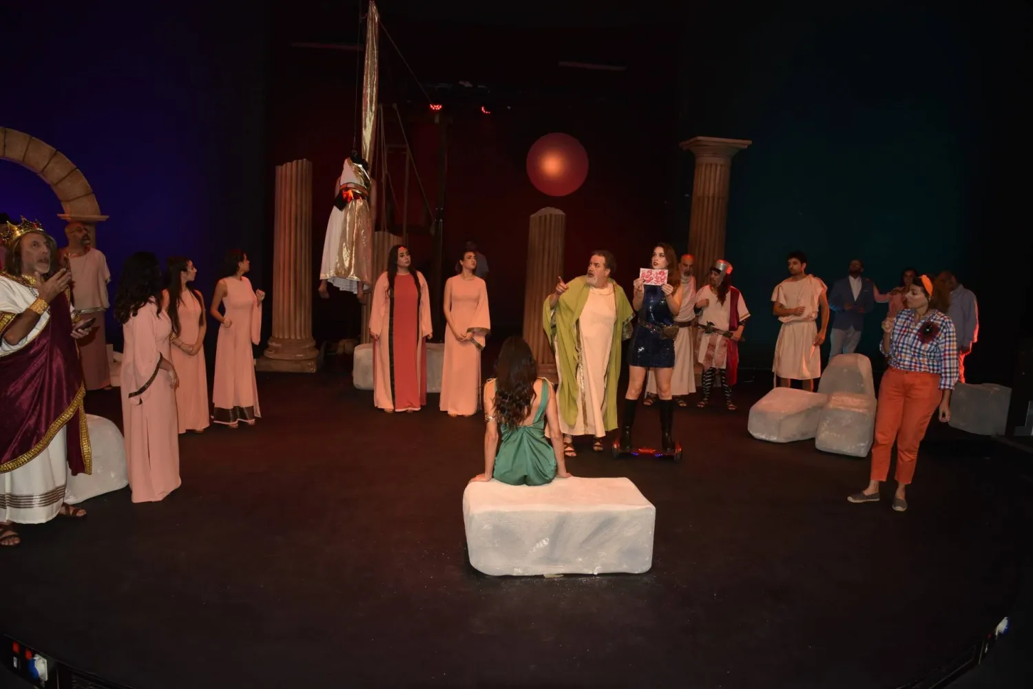 نحو 24 ممثلاً يشاركون في مسرحية «أبو الزوس»