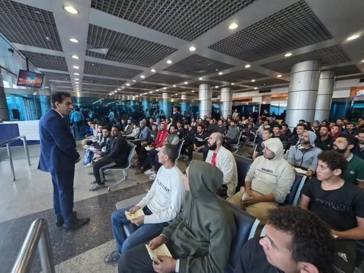 عدد من المصريين الذي تمت استعادتهم من ليبيا (وزارة الخارجية المصرية)