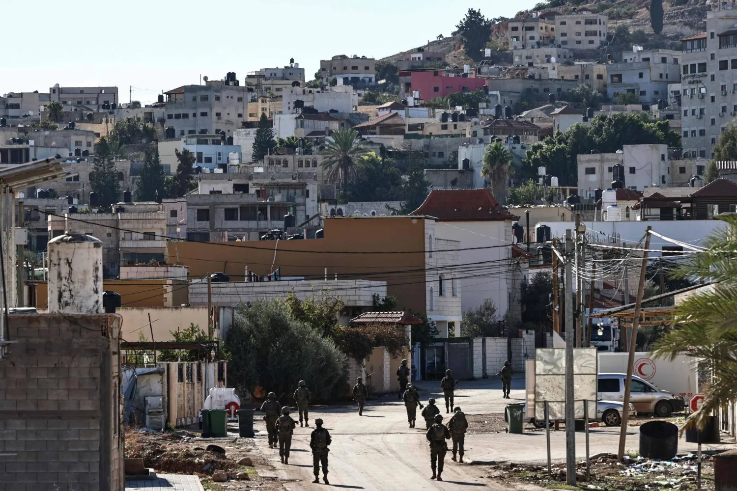 جنود إسرائيليون يقومون بدورية في شوارع مدينة طوباس بالضفة الغربية المحتلة خلال عملية عسكرية في 26 نوفمبر 2025 (أ.ف.ب)