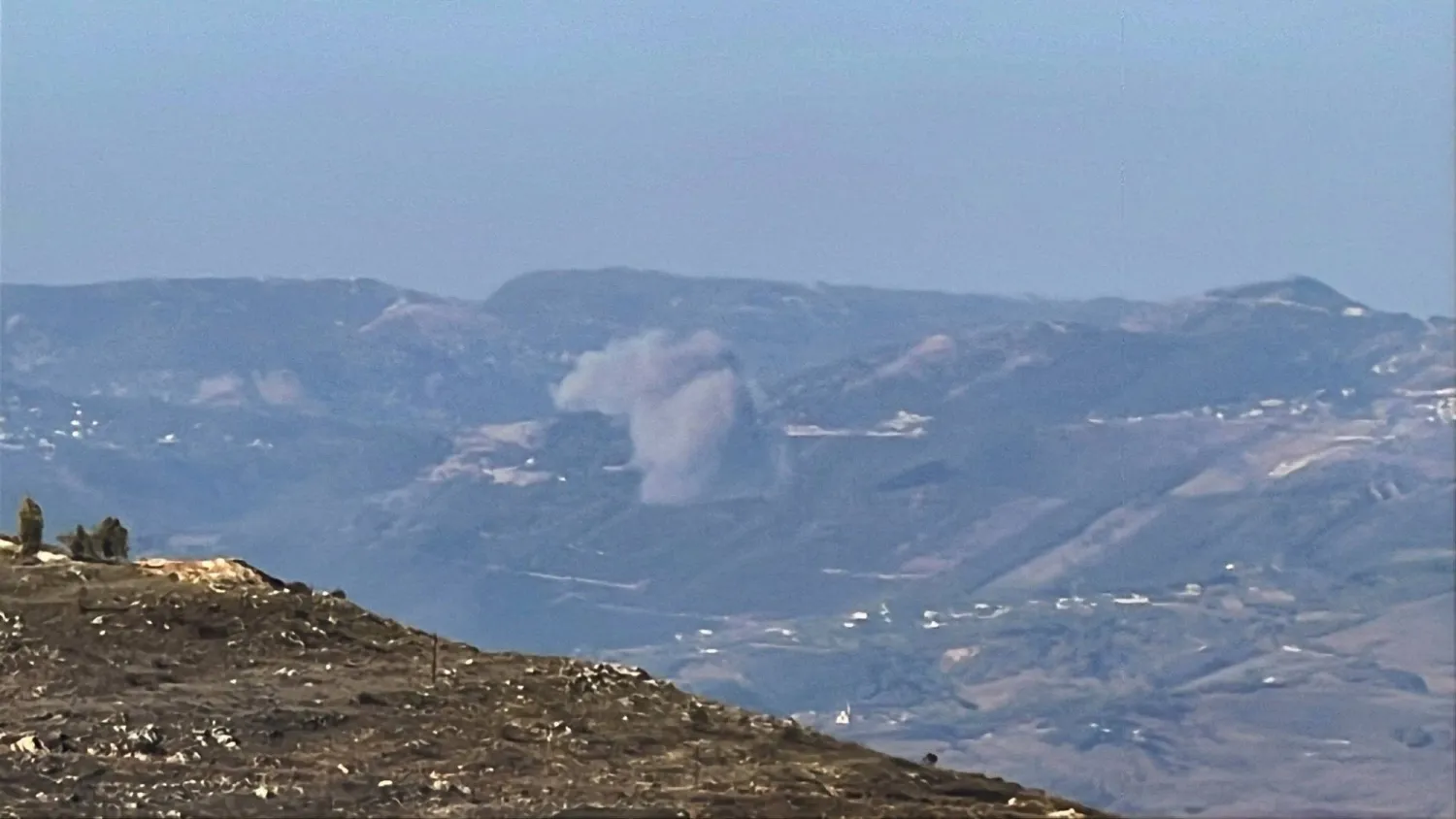 Smoke rises following an Israeli airstrike on southern Lebanon, as seen from the Israeli side of the Israel-Lebanon border, in northern Israel, November 27, 2025. REUTERS/Avi Ohayon

