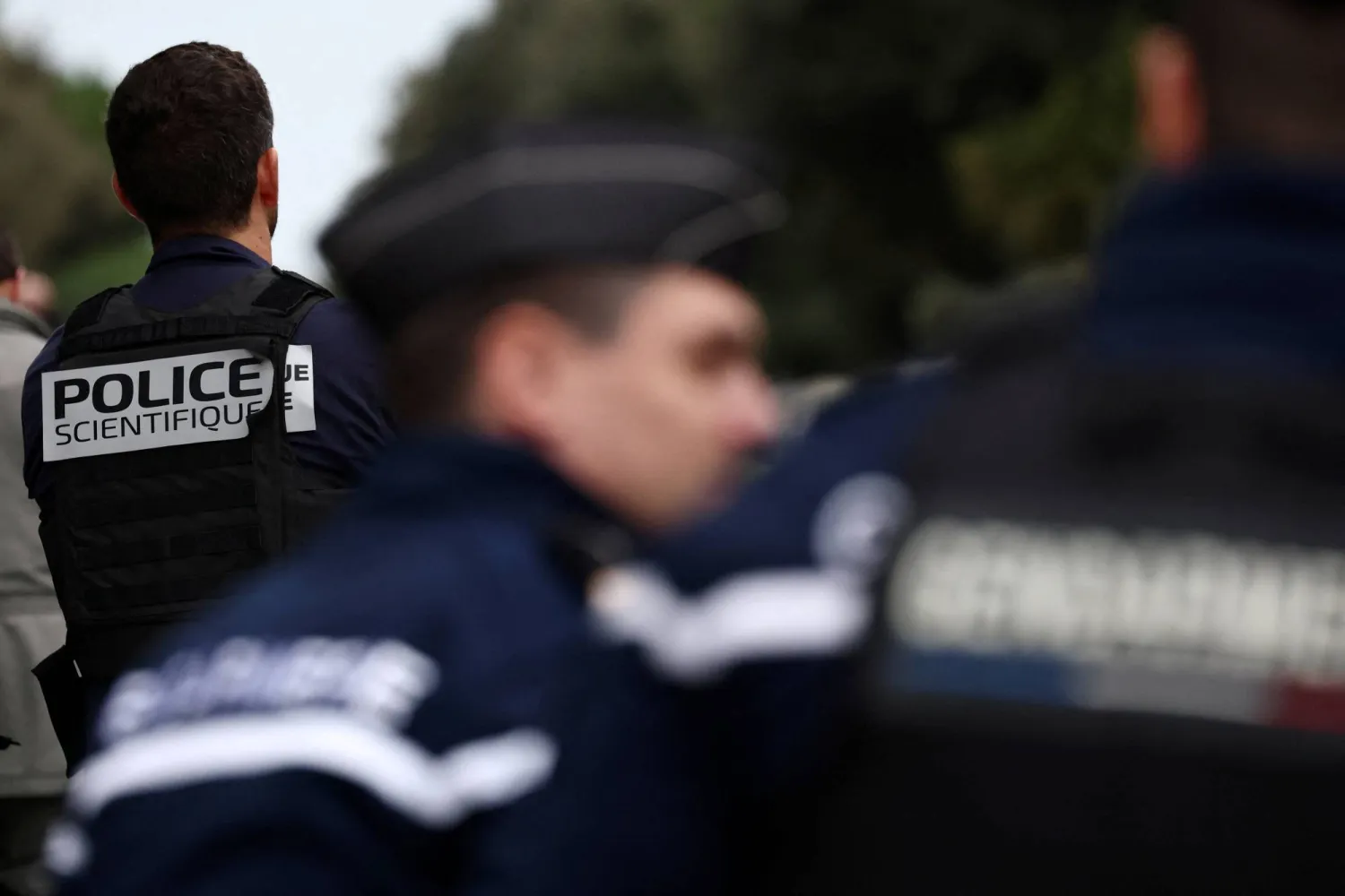 عنصران من الشرطة الفرنسية (رويترز)