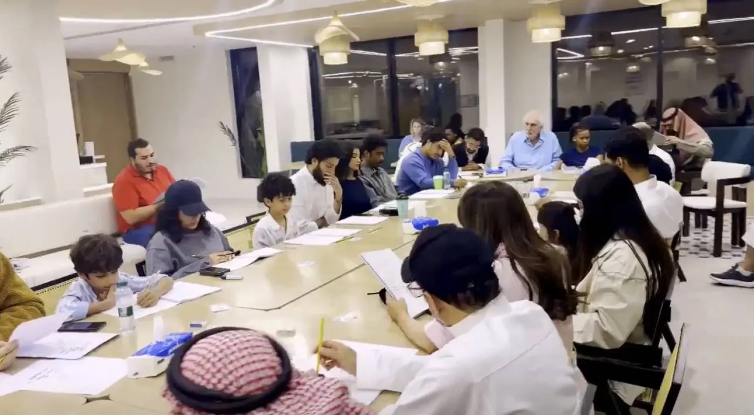 من ورشة القراءة الخاصة بفيلم مكافحة المخدرات «العيون الساهرة» مع المخرج العالمي فيليب نويس (حساب تركي آل الشيخ على منصة إكس)