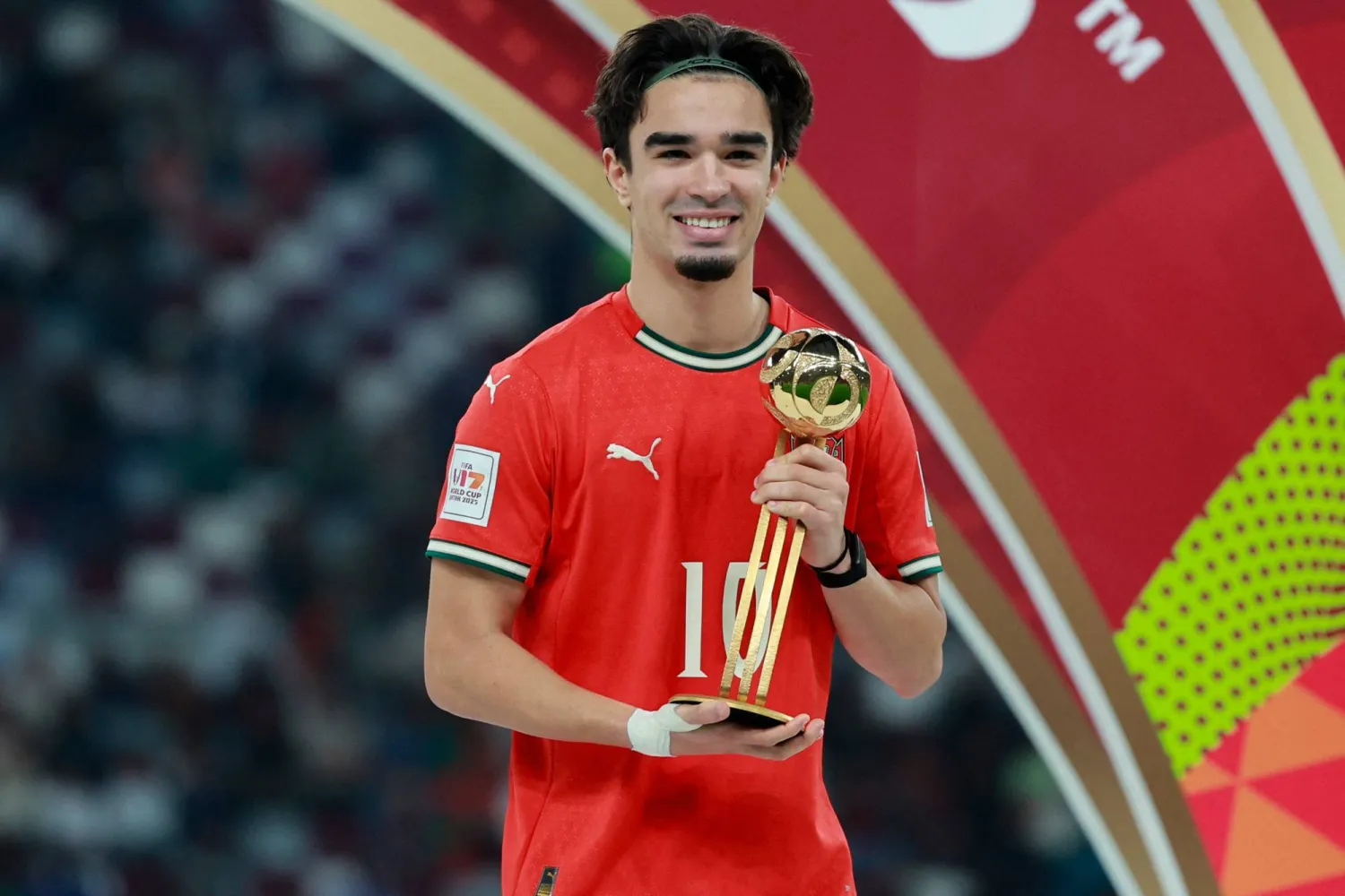 ميدي لدى تتويجه بالجائزة (أ.ف.ب)