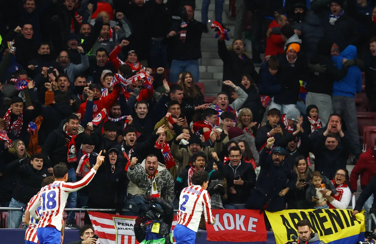 أتلتيكو تلقى عقوبة الحرمان من بيع تذاكر مباراة واحدة للفريق خارج ملعبه (رويترز)