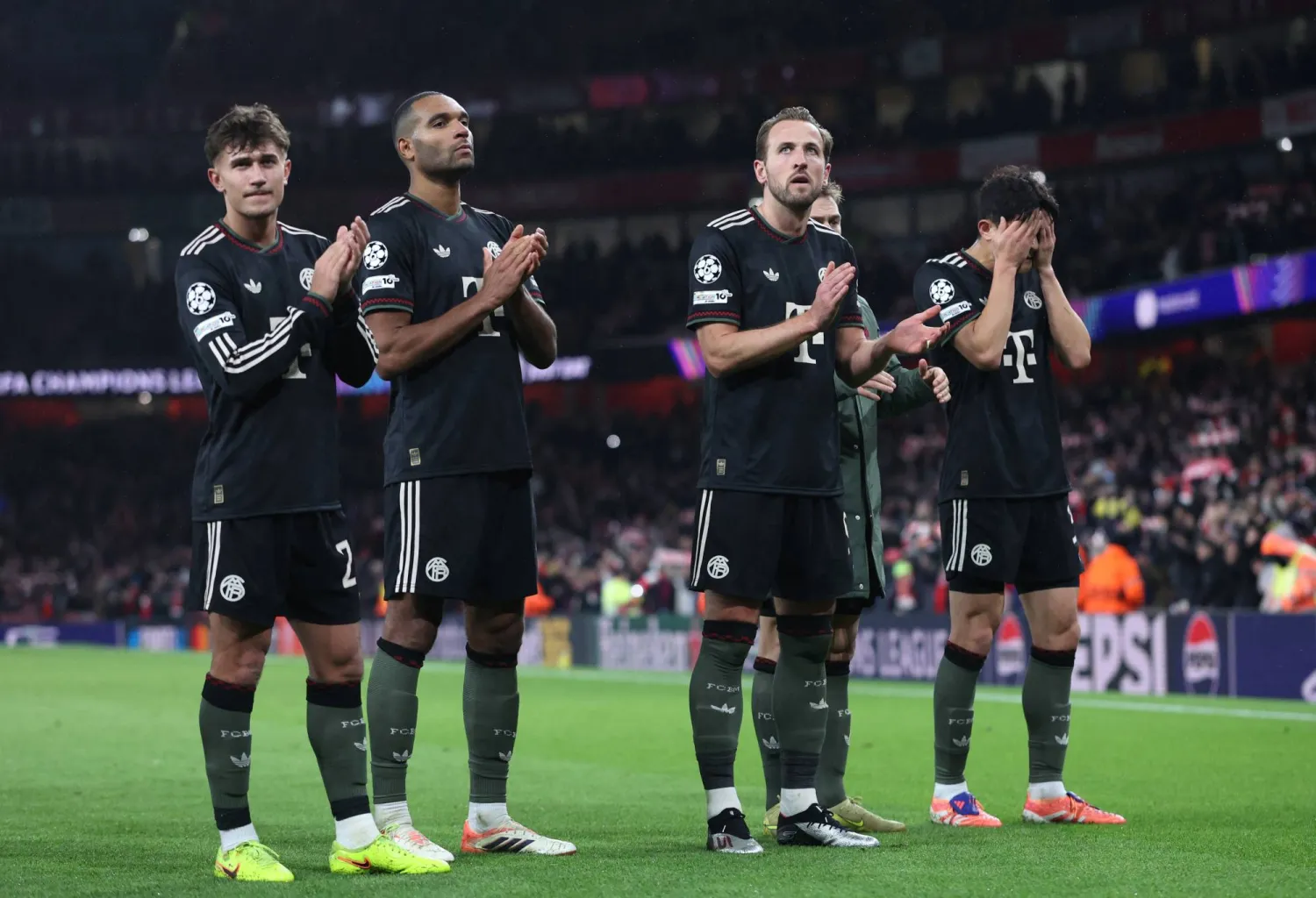 لاعبو بايرن ميونيخ ومشاعر الإحباط بعد الهزيمة الأولى هذا الموسم أمام آرسنال (رويترز)