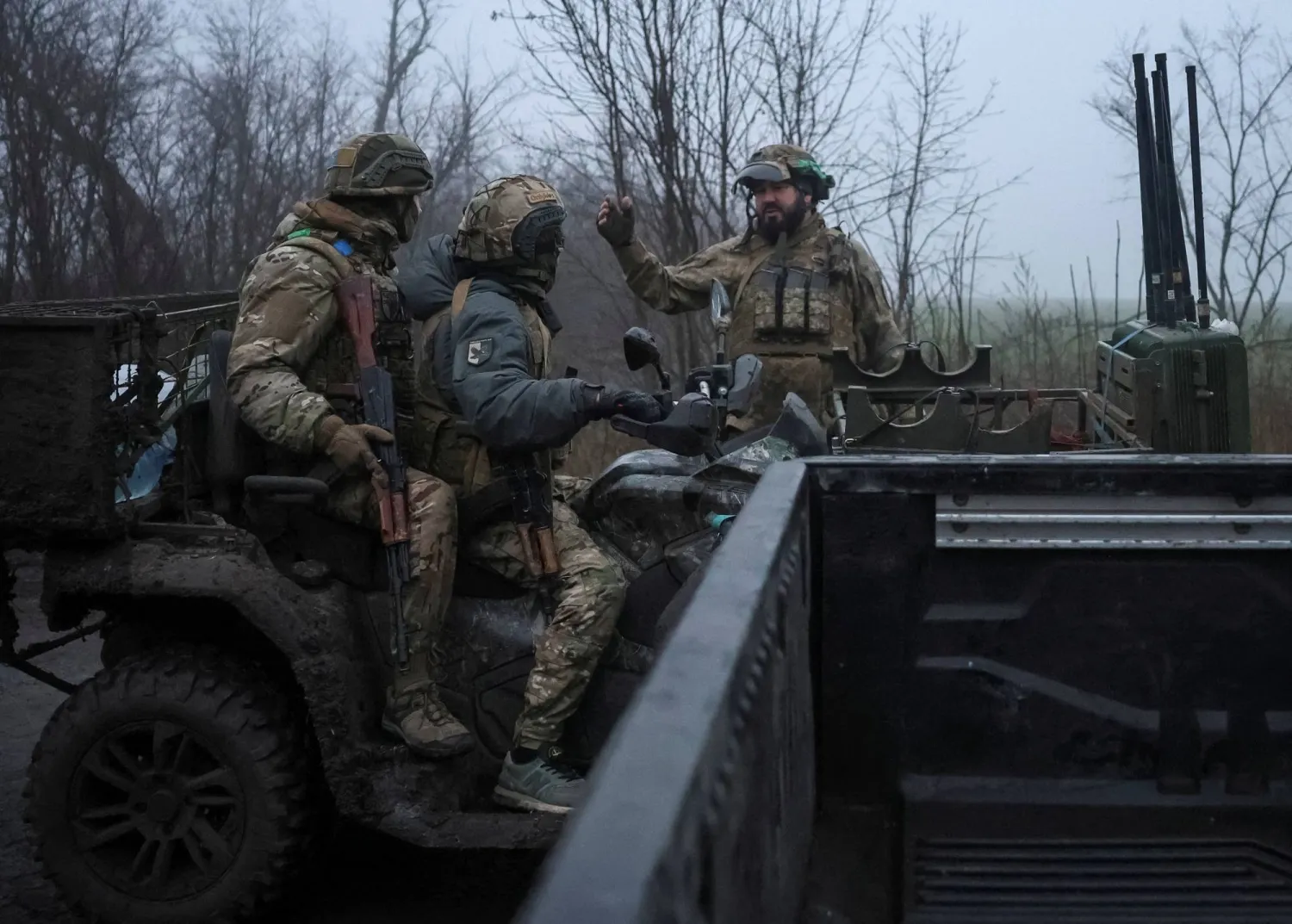 جندي أوكراني يتحدث مع زملائه العسكريين أثناء عودتهم في عربة عسكرية بعد مهمة قتالية بالقرب من بلدة كوستيانتينيفكا على خط المواجهة في منطقة دونيتسك بأوكرانيا يوم 27 نوفمبر 2025 (رويترز)