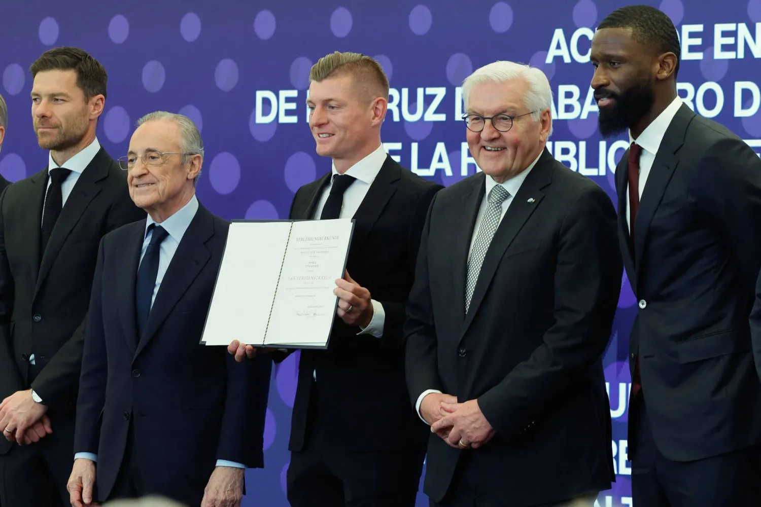 كروس خلال تكريمه بوسام الاستحقاق الألماني الاتحادي (أ.ف.ب)