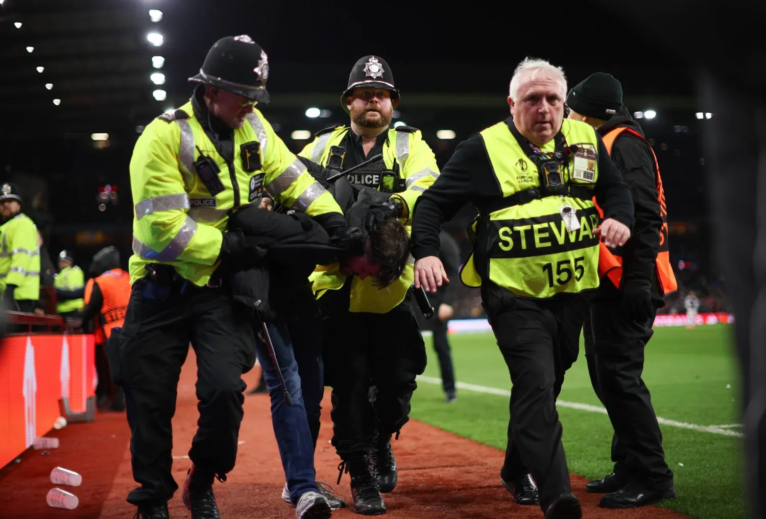 الشرطة البريطانية تقتاد مشجعاً من مدرجات يونغ بويز السويسري (أ.ف.ب)