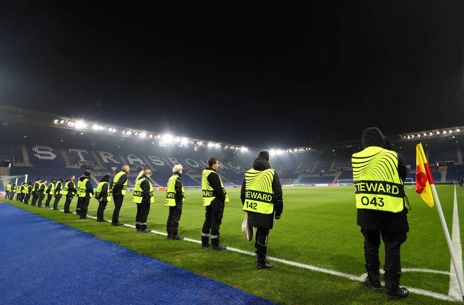 الشغب الجماهيري ألقى بظلاله على المباراة (رويترز)