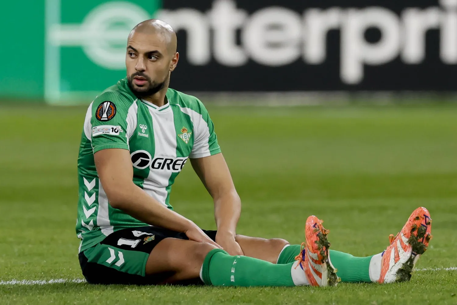 أمرابط لحظة تعرضه للإصابة (إ.ب.أ)