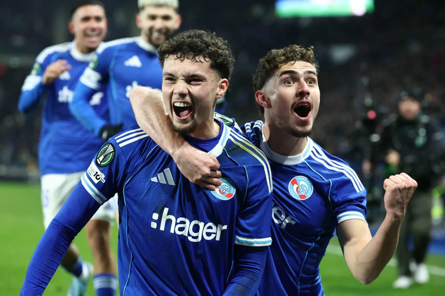 فرحة لاعبي ستراسبورغ بهدف الفوز (أ.ف.ب)