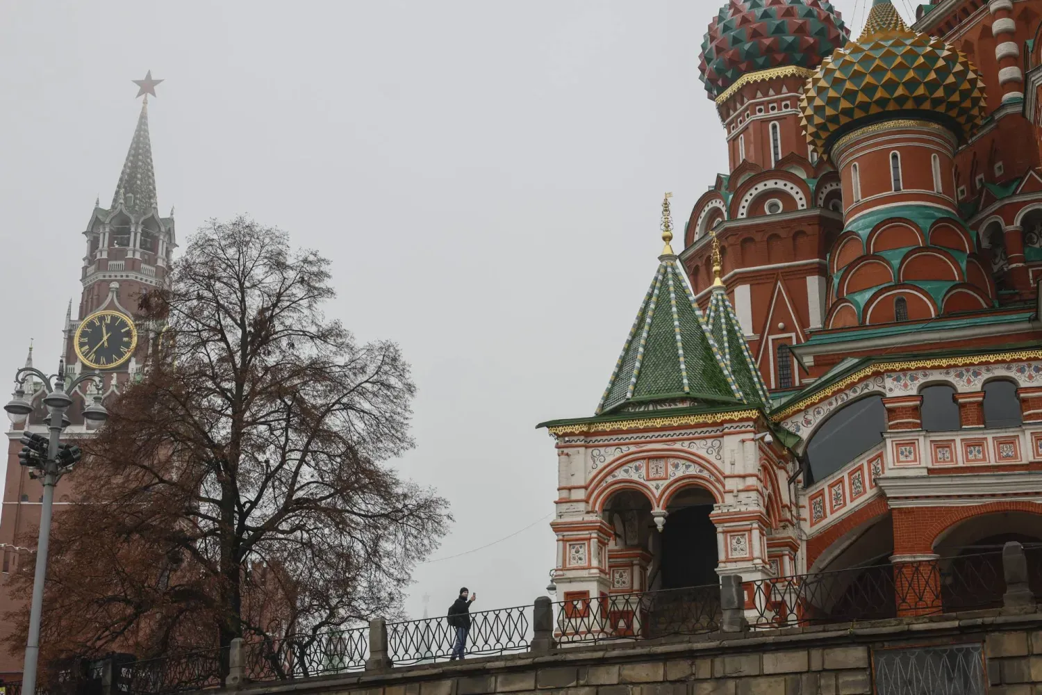 24 Kasım 2025'te Moskova'daki Kremlin'deki Spasskaya Kulesi ve Kızıl Meydan'daki Aziz Vasil Katedrali (EPA)