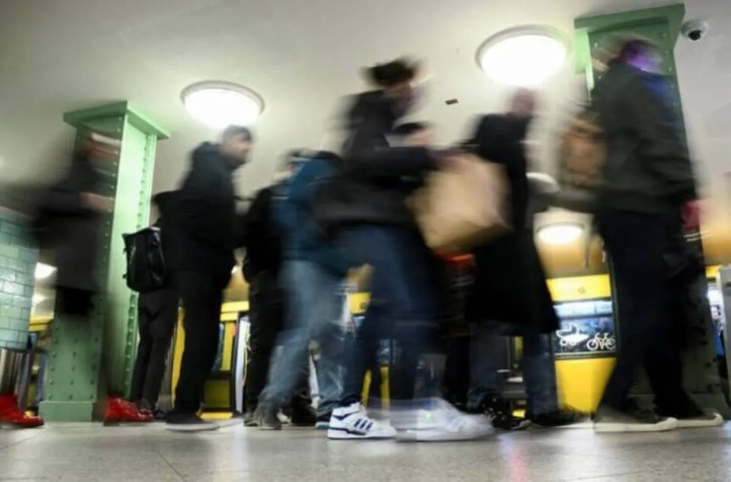 مسافرون يسيرون على رصيف مترو محطة ألكسندر بلاتز في برلين (رويترز)