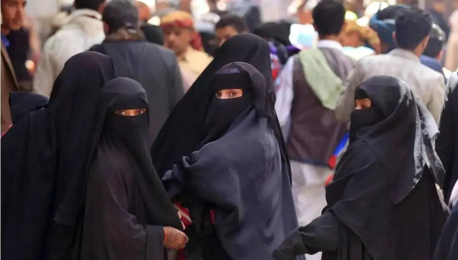 يمنيات في سوق بالعاصمة المختطَفة صنعاء (أ.ف.ب)