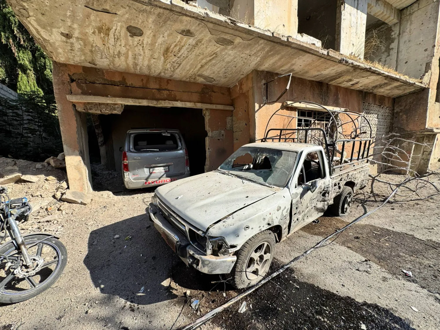 مركبات متضررة بالقرب من موقع غارة إسرائيلية يوم الجمعة في بيت جن... سوريا 28 نوفمبر 2025 (رويترز)