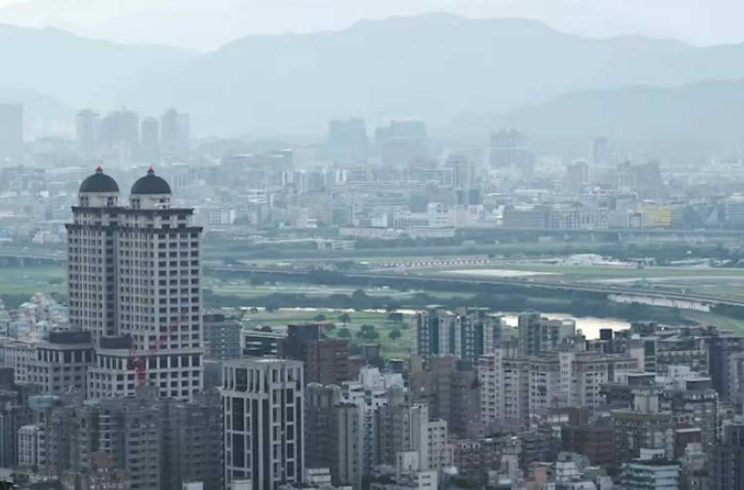 منظر عام لأفق مدينة تايبيه، عاصمة تايوان، عند شروق الشمس (رويترز)