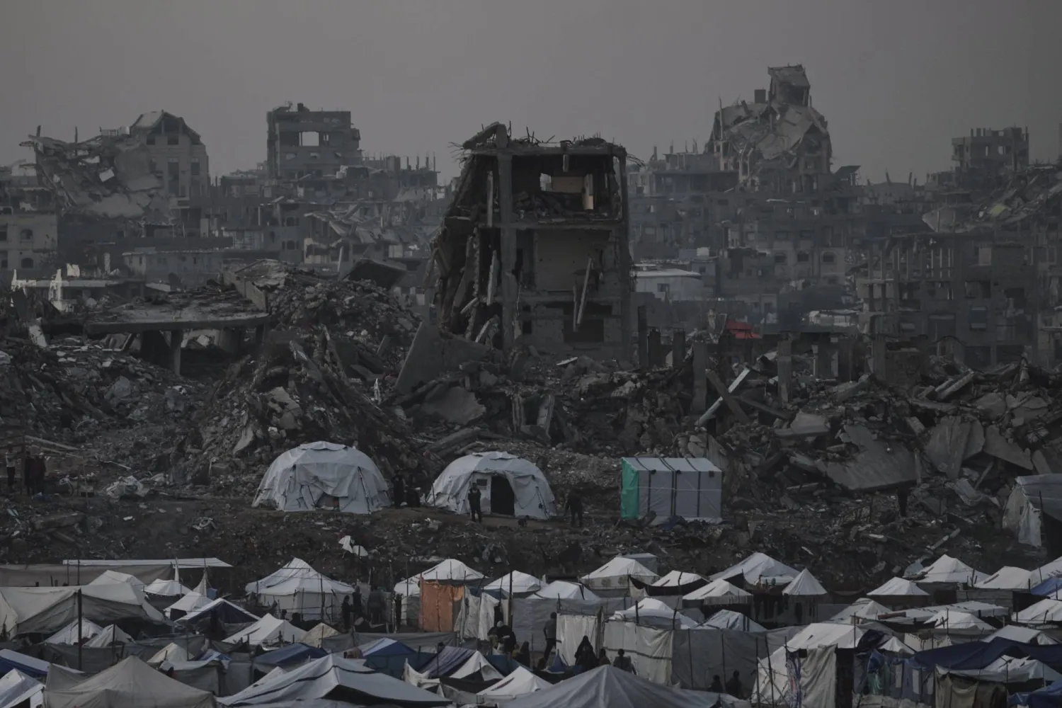 مخيم مؤقت للنازحين الفلسطينيين وسط الدمار في مدينة غزة (أ.ب)