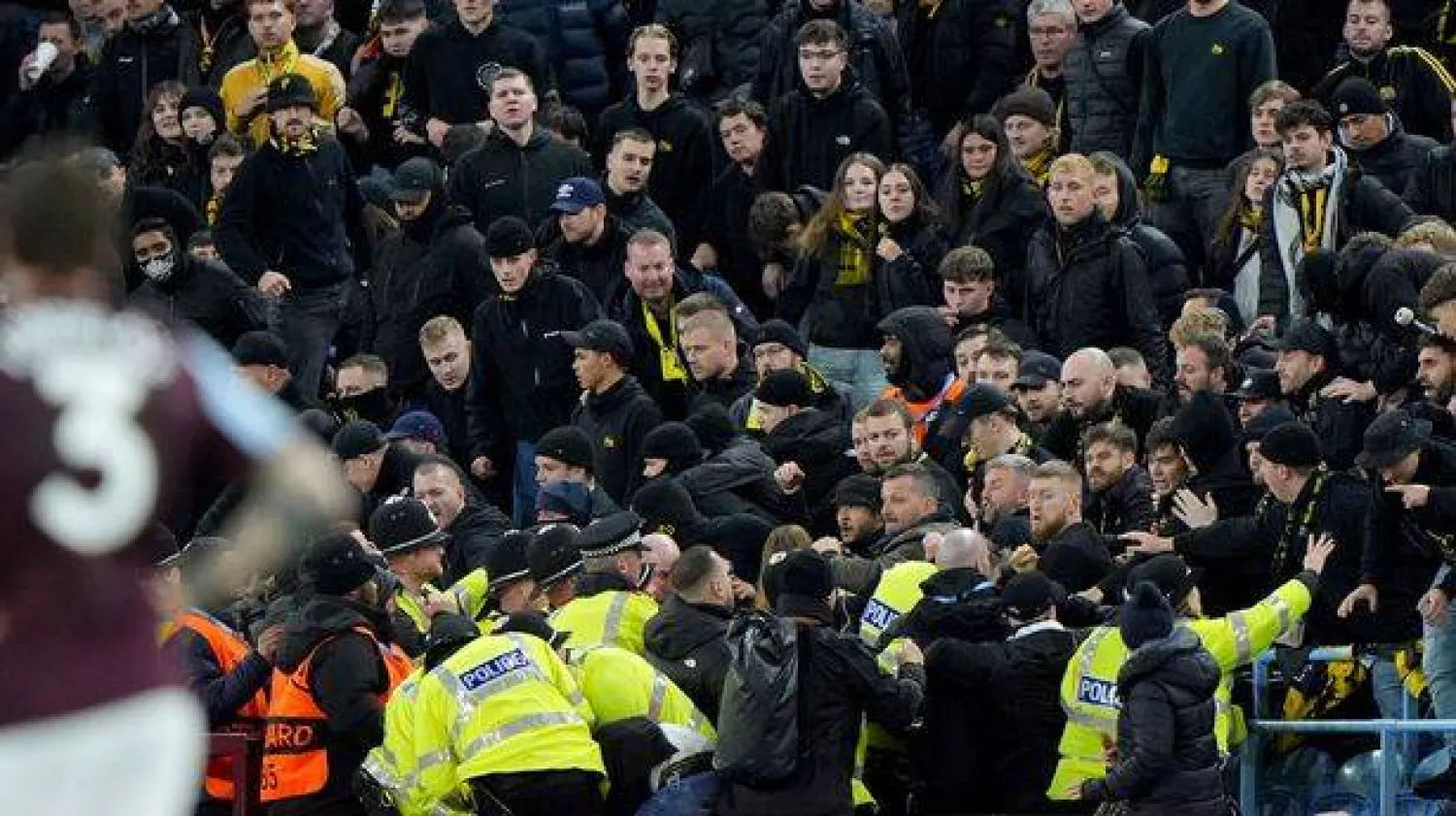 مشجعو يانغ بويز السويسري اعتدوا على الشرطة البريطانية في فيلا بارك (رويترز)