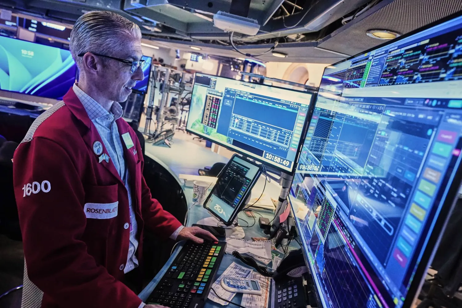 متداول يراقب شاشات تعرض مؤشرات الأسهم في نيويورك (أ.ب)