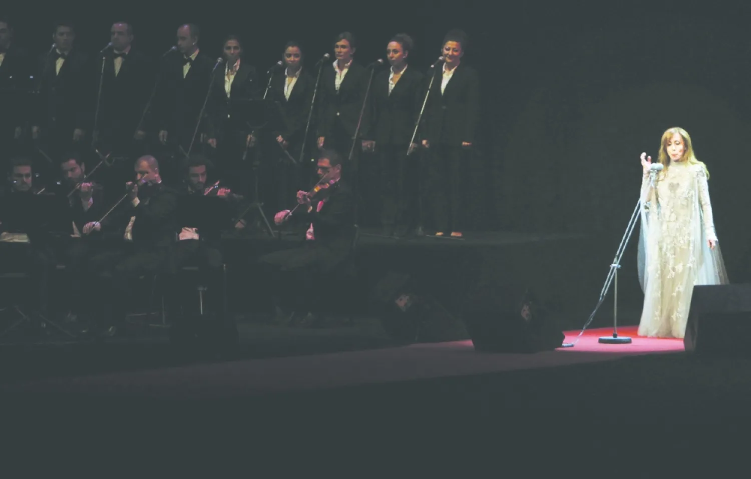 
فیروز در یک اجرای موسیقی در بیروت، سال ۲۰۱۰ (AFP)