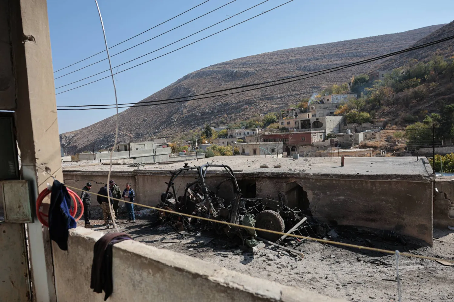 آلية عسكرية إسرائيلية مدمرة في بلدة بيت جن السورية (إ.ب.أ)