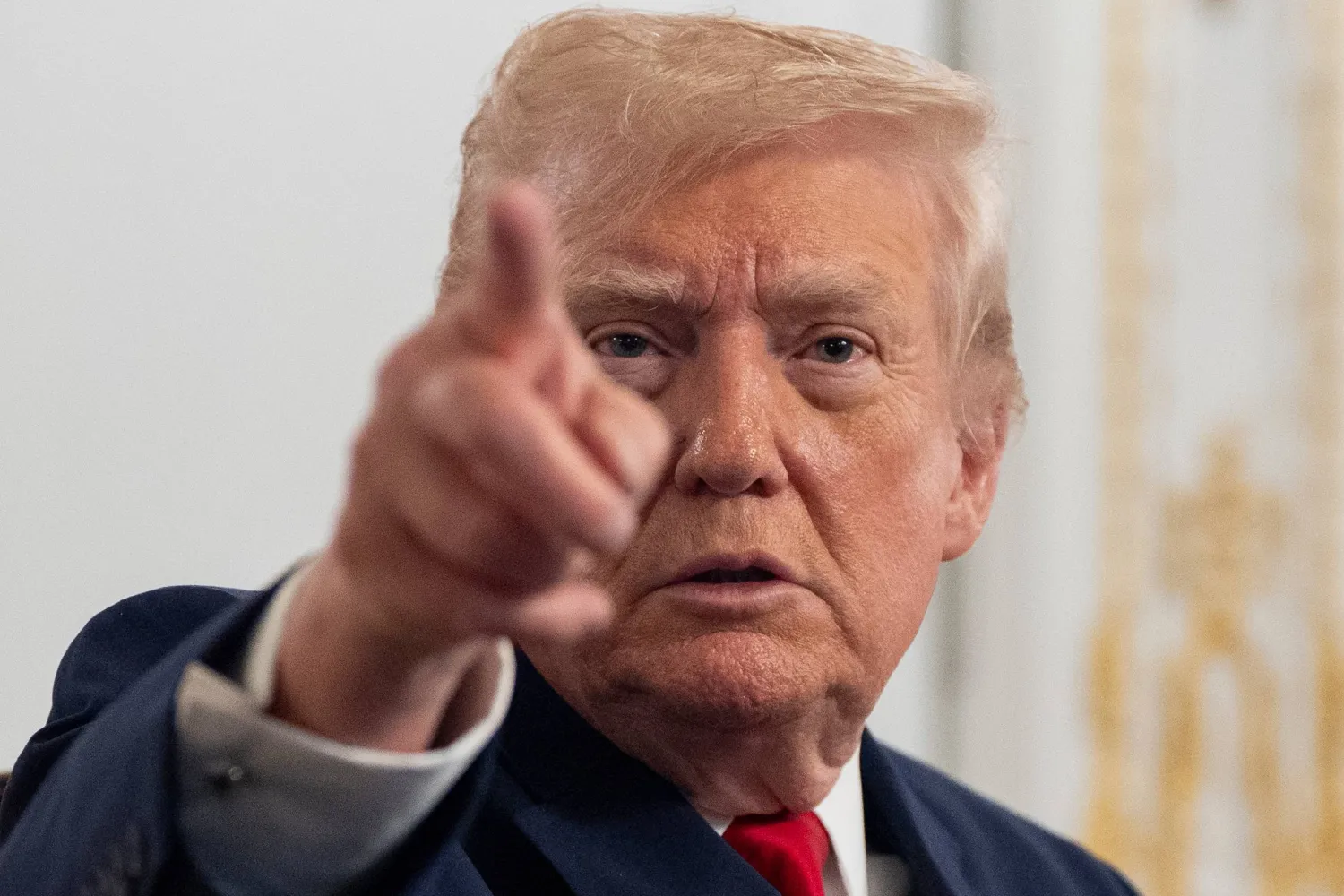 الرئيس الأميركي دونالد ترمب متحدثاً مع الصحافيين بعد كلمة عبر الفيديو بمناسبة عيد الشكر من «مارالاغو» في فلوريدا (أ.ب)