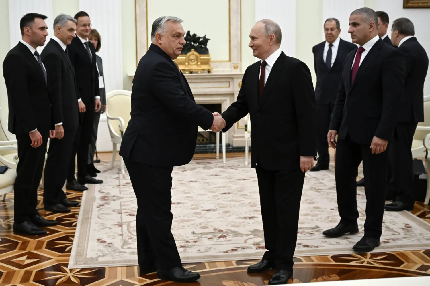 حظي أوربان باستقبال حافل في الكرملين يوم 28 نوفمبر (إ.ب.أ)