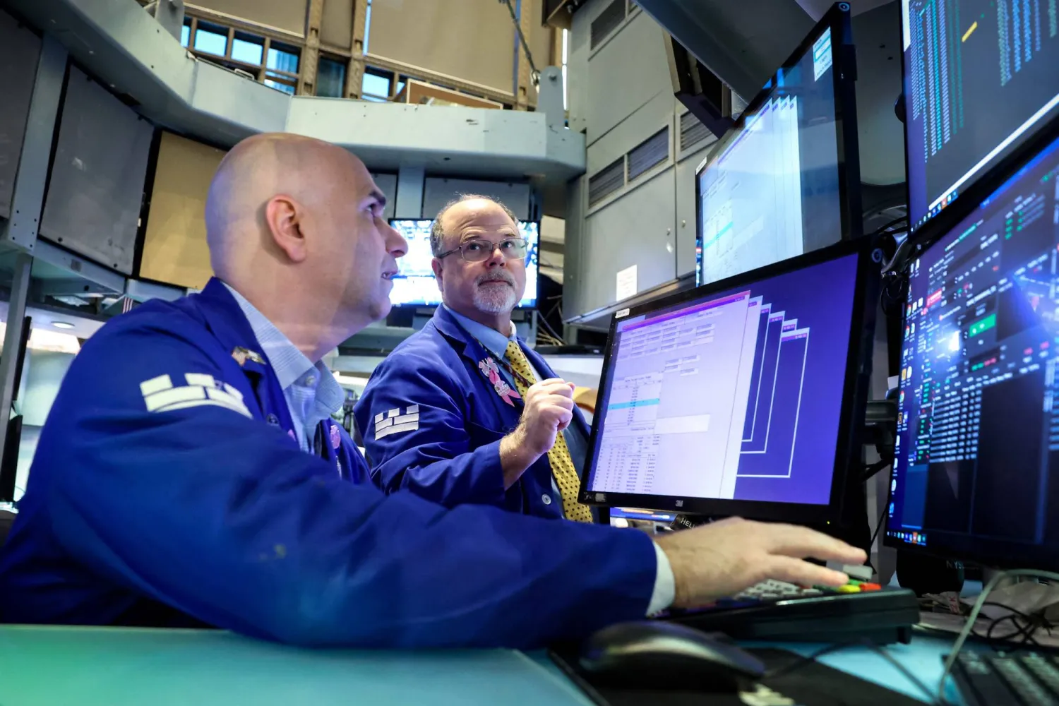 من داخل بورصة نيويورك (رويترز)