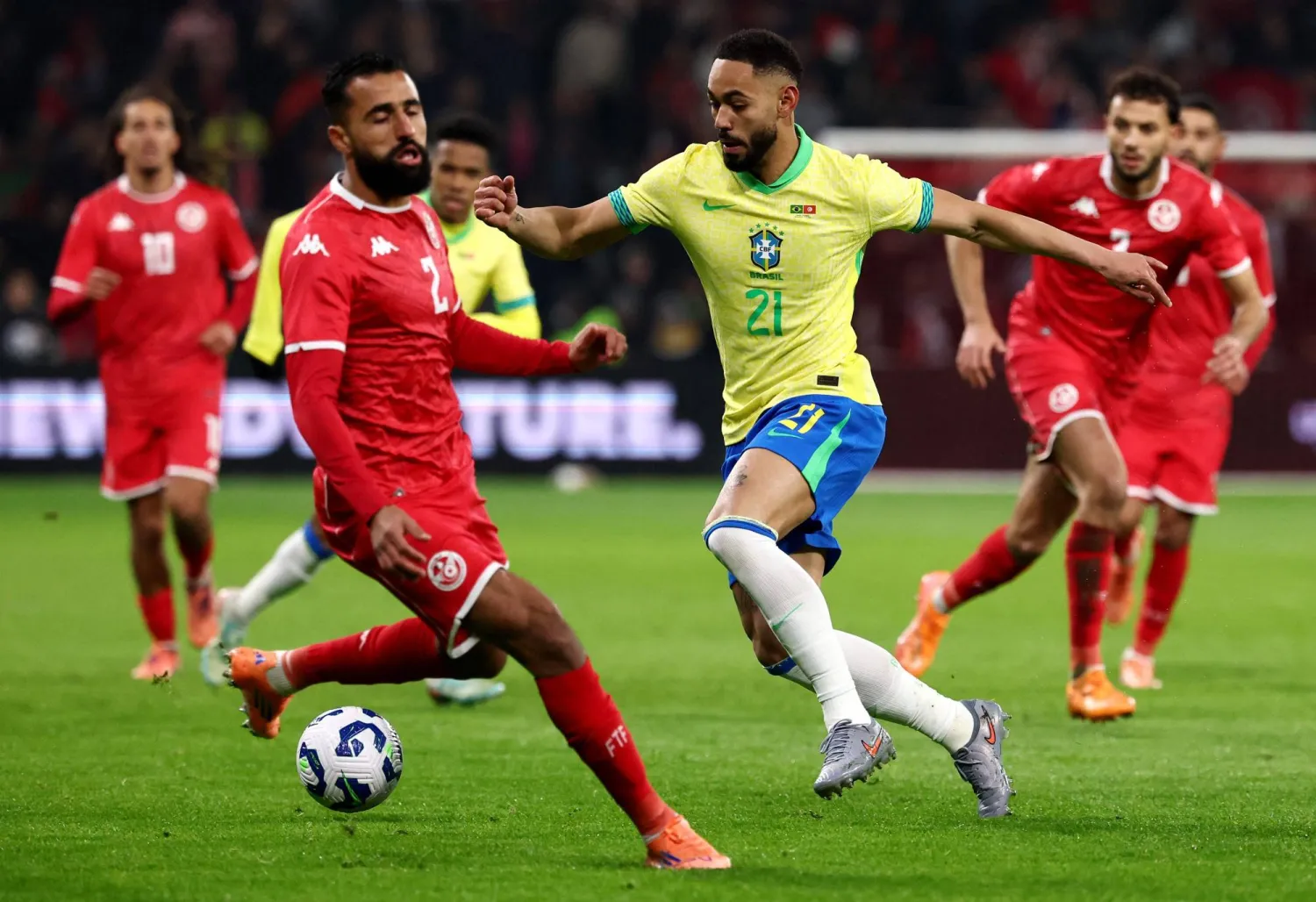 ماتيوس كونيا (يمين) يواصل الغياب عن مان يونايتد (أ.ف.ب)