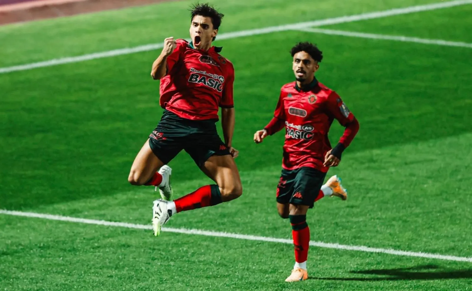 روميرو لاعب الخلود محتفلاً بهدفه في شباك الخليج (موقع النادي)