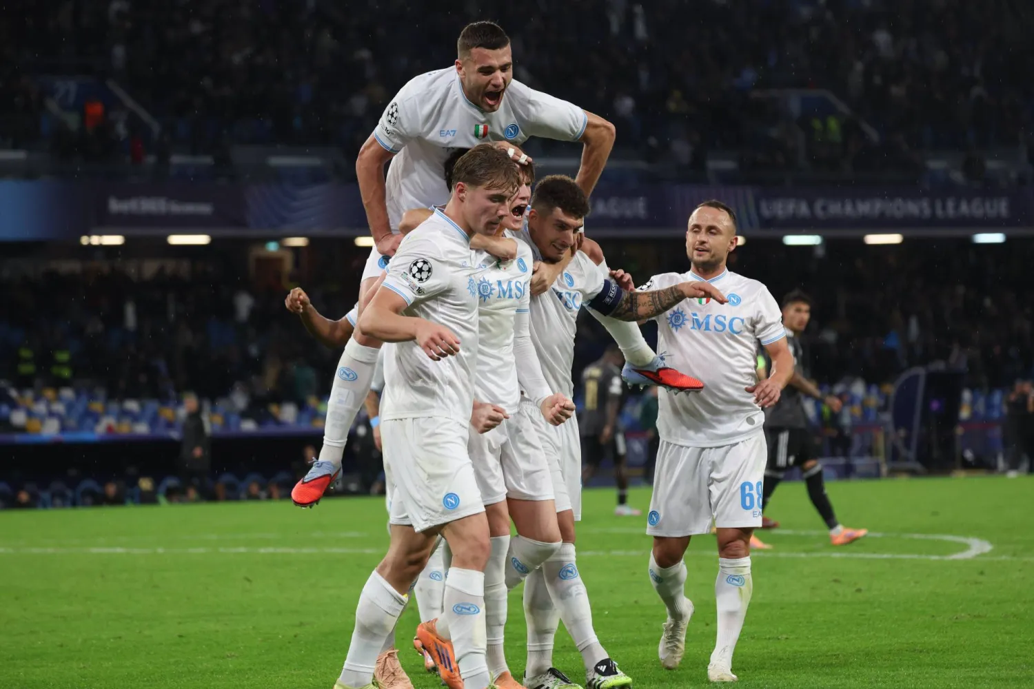 لاعبو نابولي بعد الفوز على قره باغ الأذربيجاني بدوري الأبطال (د.ب.أ)