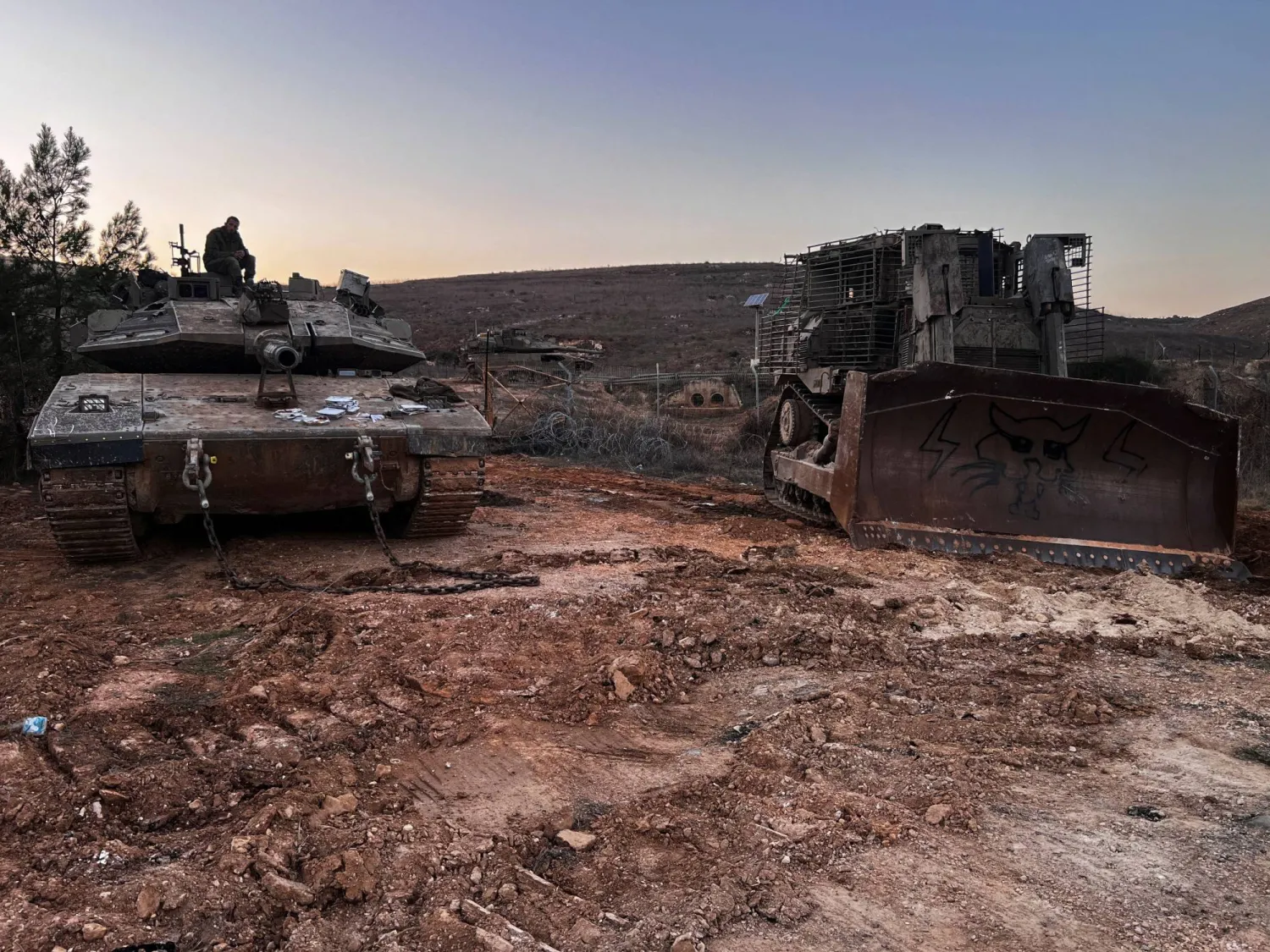 آليات عسكرية إسرائيلية على حدود لبنان (رويترز)